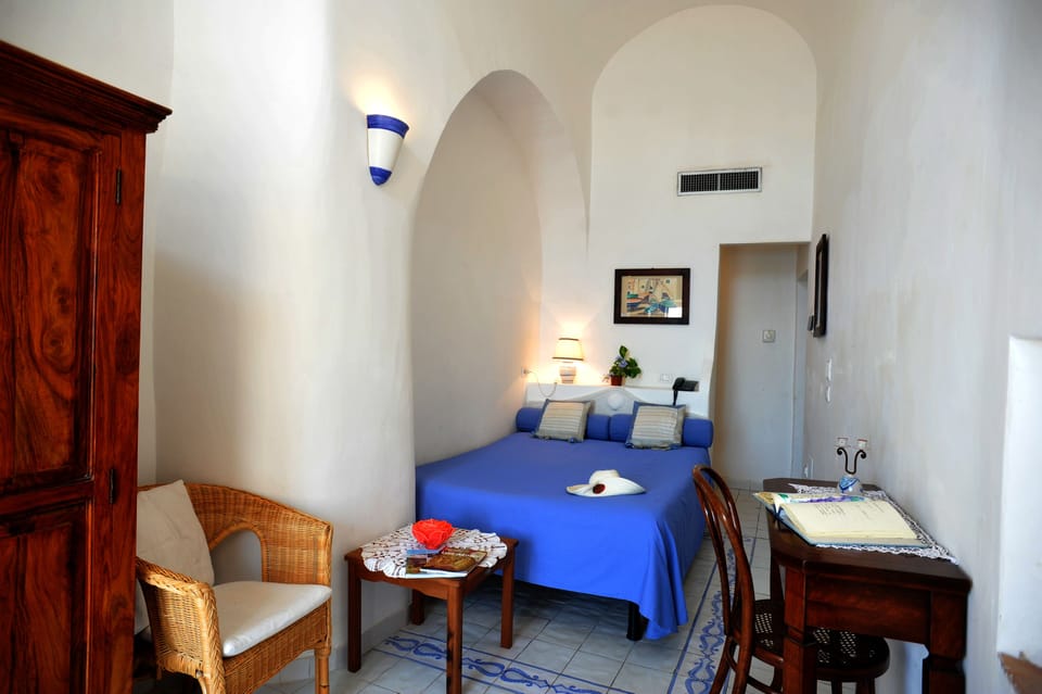 Economy Single Room, 1 Large Twin Bed, Sea View | Minibar, in-room safe, WiFi (free), bed sheets