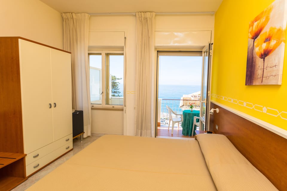 Double Room, Sea View | Minibar, desk