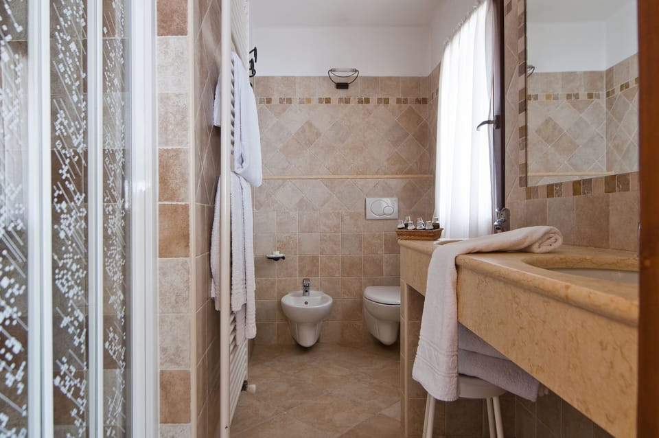 Family Room | Bathroom | Separate tub and shower, rainfall showerhead, free toiletries