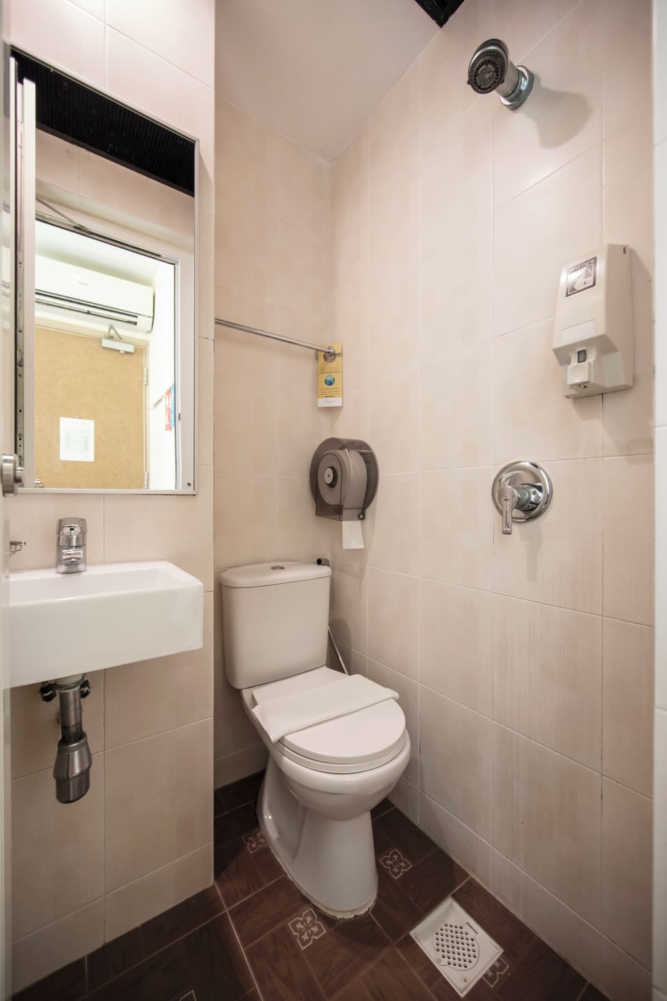 Superior Double Room | Bathroom | Shower, free toiletries, hair dryer, towels
