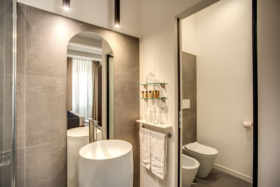 Luxury Room | Bathroom | Free toiletries, hair dryer, towels
