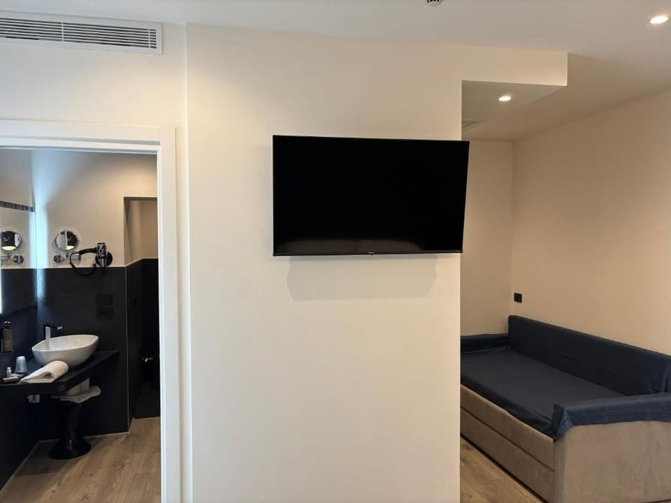 Pillowtop beds, minibar, in-room safe, desk