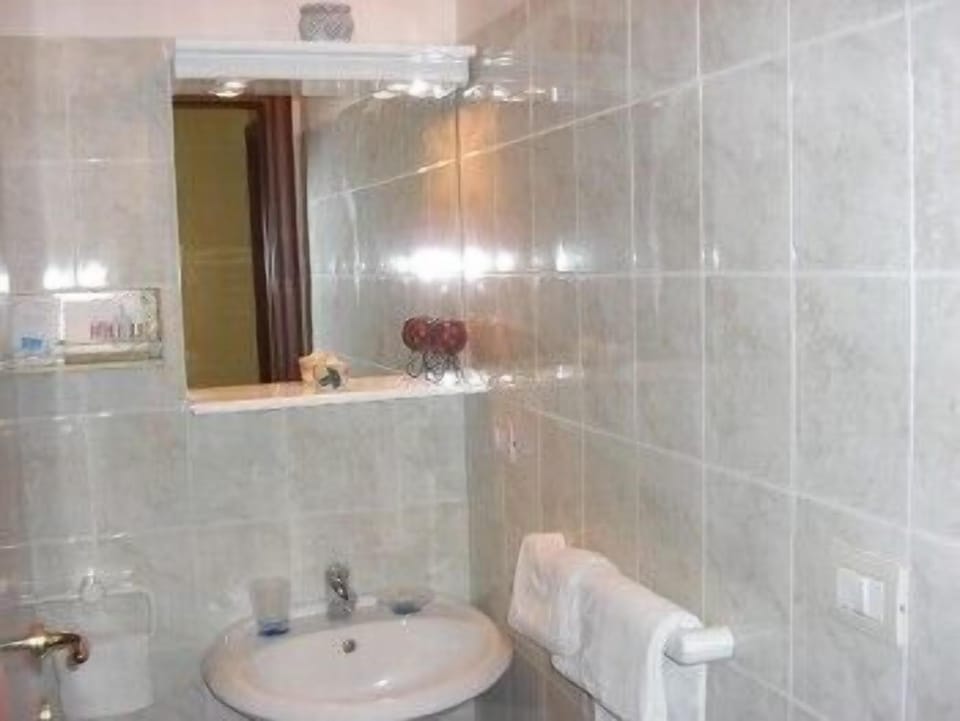 Triple Room | Bathroom sink