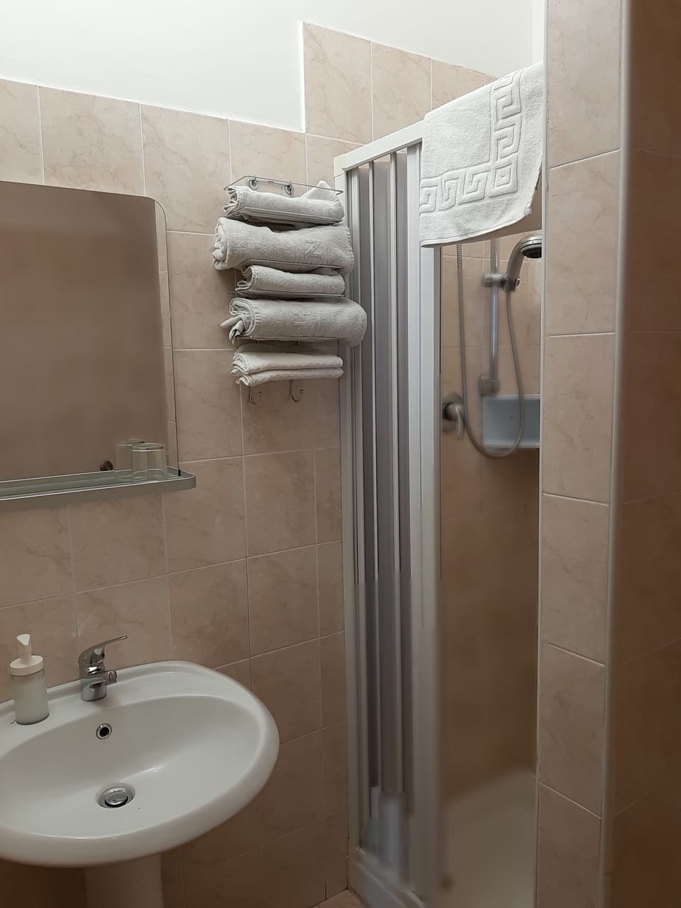 Double Room | Bathroom | Shower, rainfall showerhead, free toiletries, hair dryer