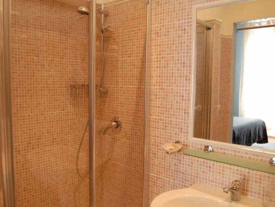 Shower, towels