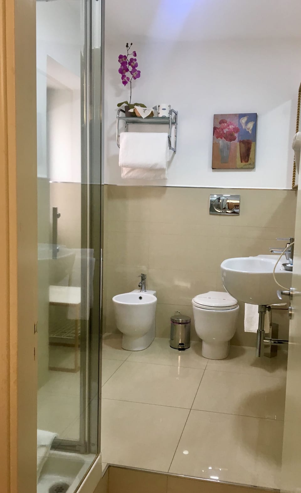 Double Room | Bathroom | Shower, rainfall showerhead, free toiletries, hair dryer