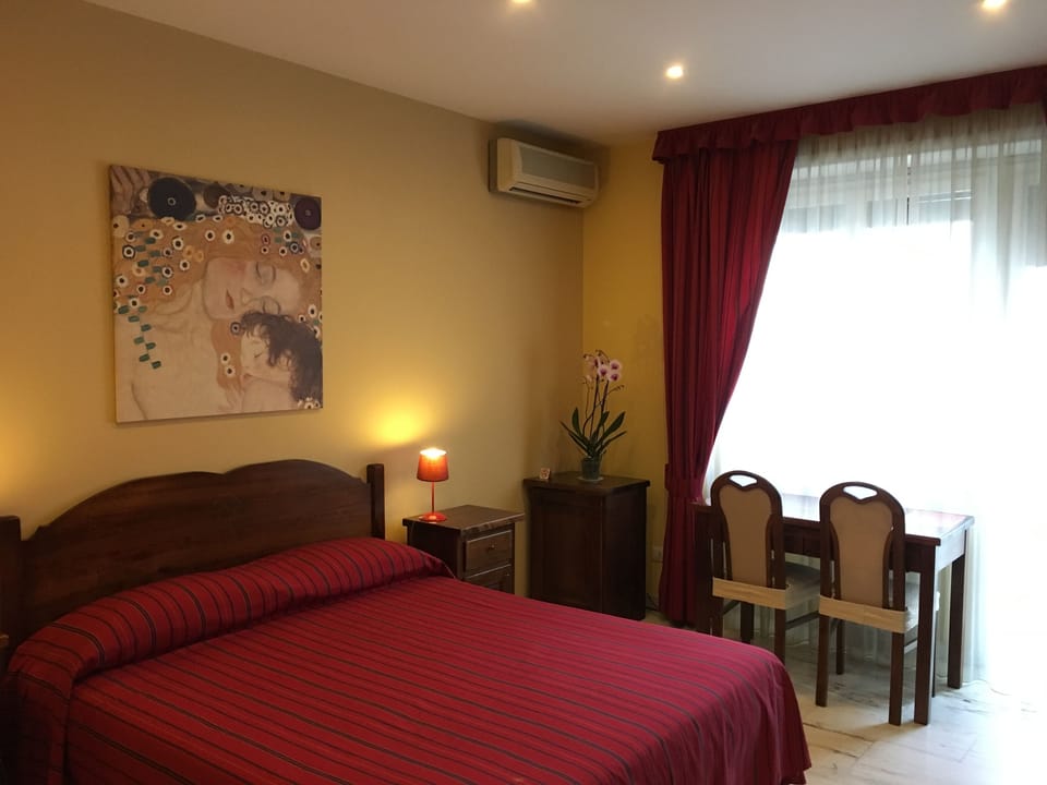 Double Room, 1 Queen Bed, Private Bathroom | In-room safe, desk, free WiFi, bed sheets