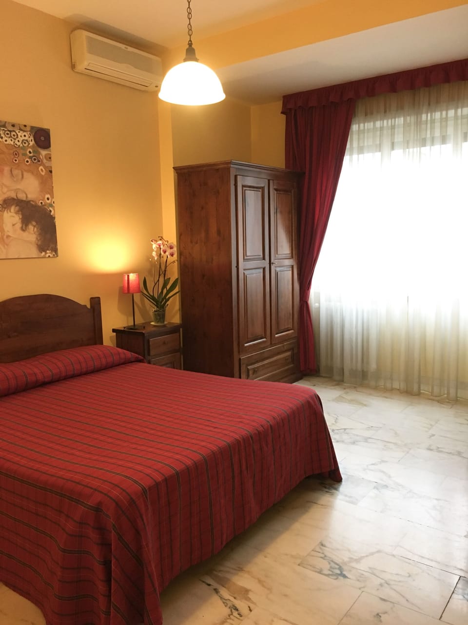 Double Room, 1 Queen Bed, Private Bathroom | In-room safe, desk, free WiFi, bed sheets