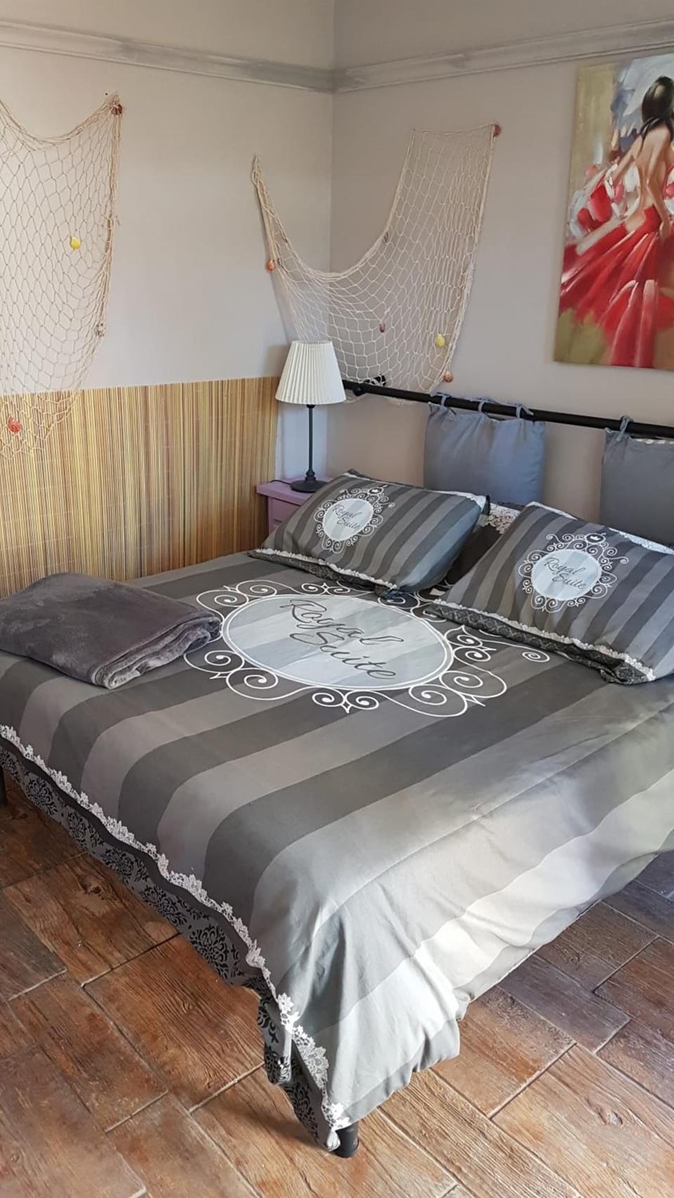 Desk, free cribs/infant beds, free WiFi