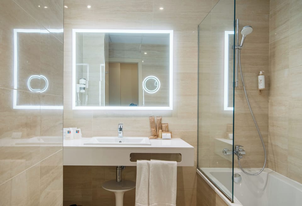 Habitación doble superior vistas al mar, balcón | Bathroom | Bathtub, free toiletries, towels