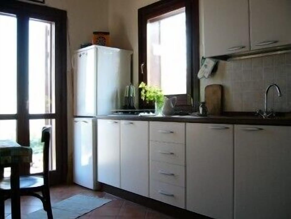 Standard Apartment, 1 Bedroom, Kitchenette | Private kitchen | Fridge, microwave, coffee/tea maker