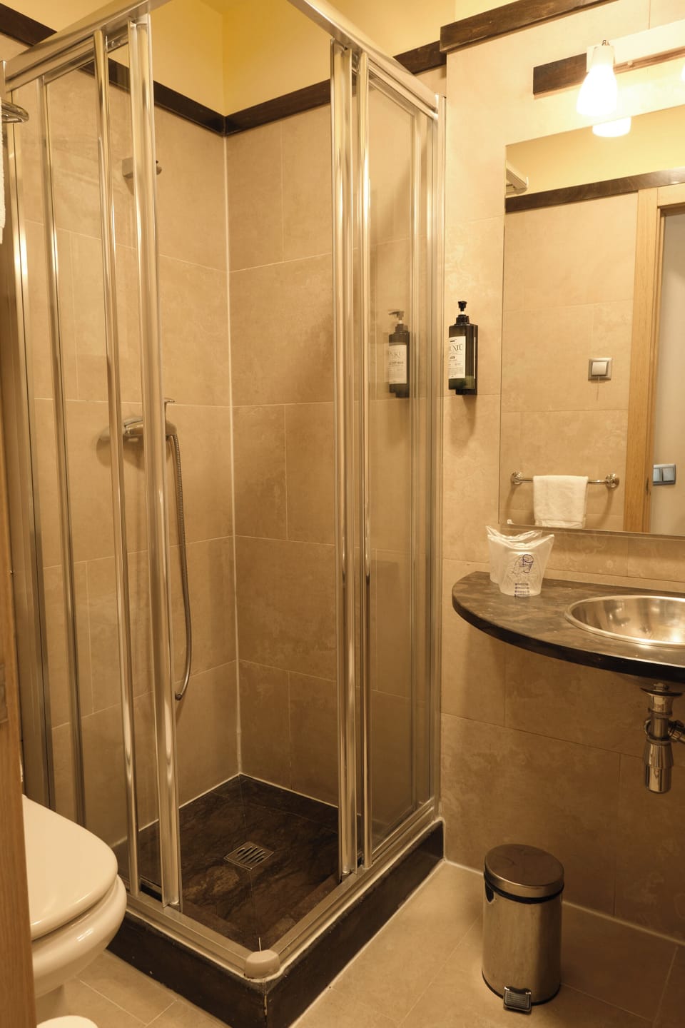 Shower, free toiletries, hair dryer, towels