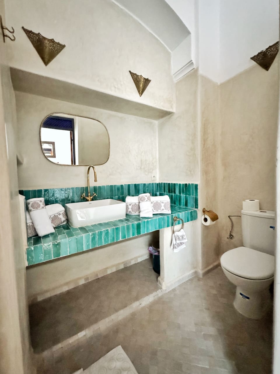 Deluxe Double or Twin Room | Bathroom | Free toiletries, hair dryer, towels, shampoo