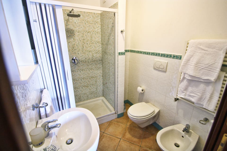 Economy Double Room | Bathroom | Shower, hair dryer, bidet, towels