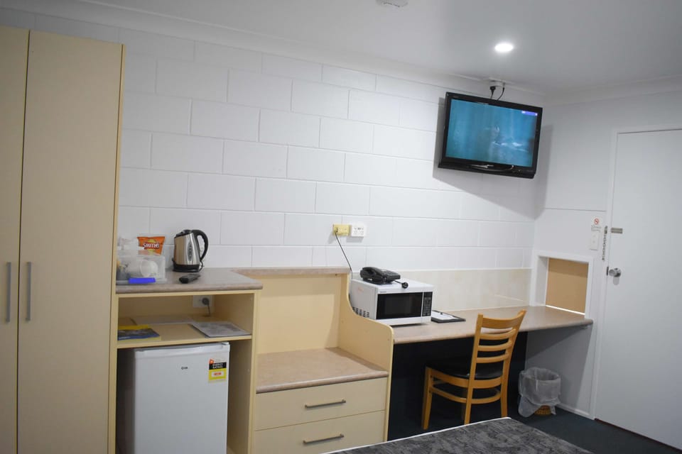 Deluxe Room, 1 Queen Bed, Non Smoking | Premium bedding, minibar, laptop workspace, blackout drapes
