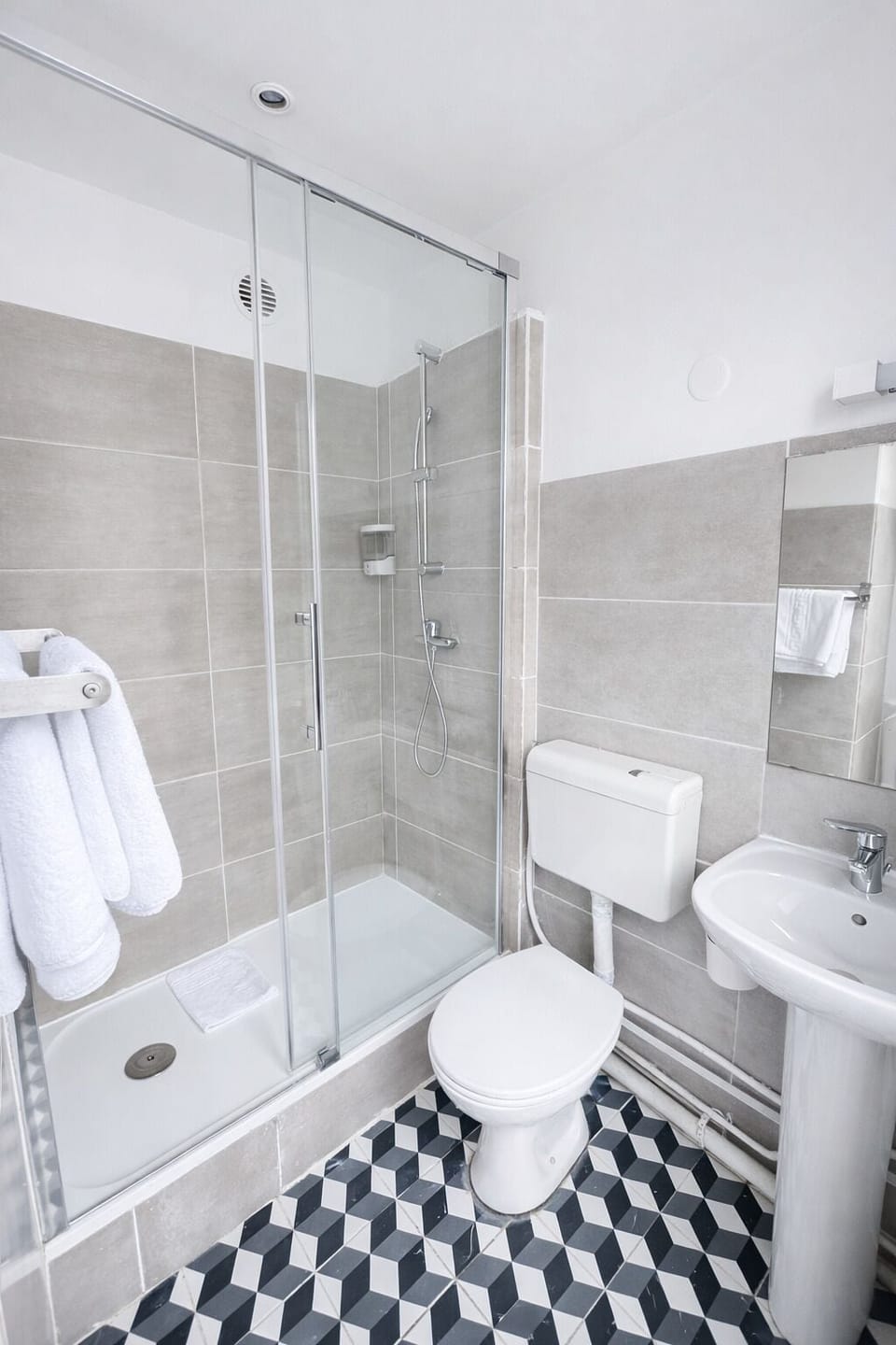 Family Quadruple Room | Bathroom | Free toiletries, hair dryer, towels