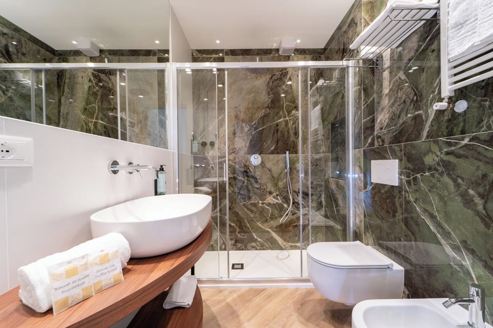 Doppia Deluxe Laterale | Bathroom | Shower, free toiletries, hair dryer, bidet