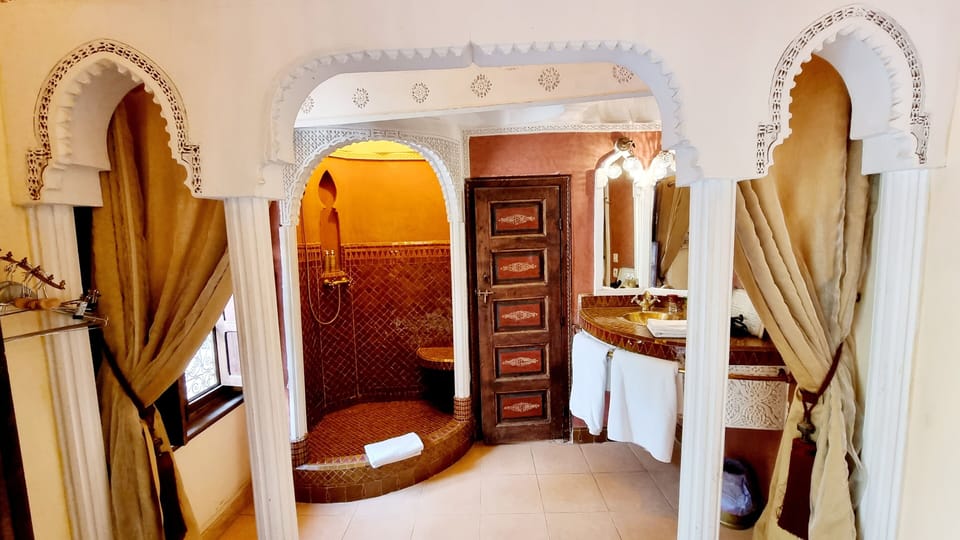Superior Double Room | Bathroom | Shower, free toiletries, hair dryer, towels