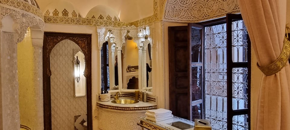 Superior Double Room | Bathroom | Shower, free toiletries, hair dryer, towels