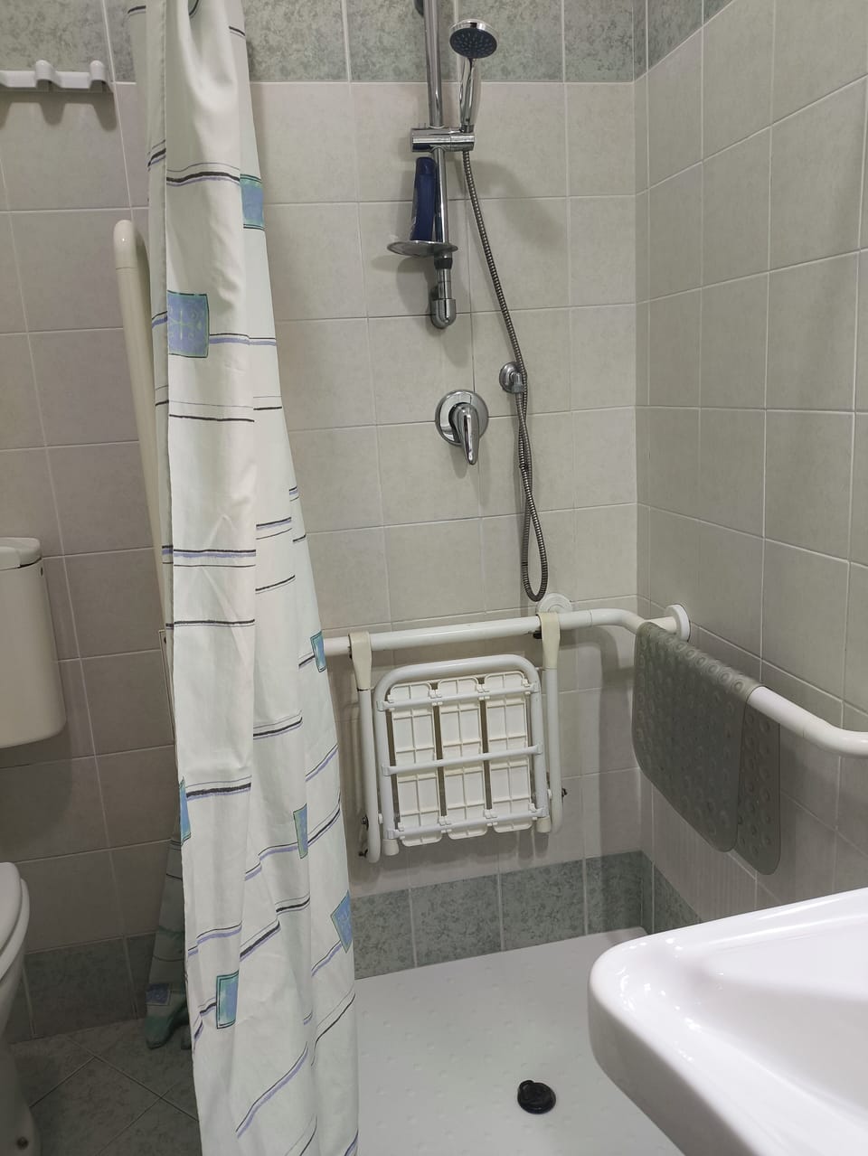 Economy Double Room, 1 Bedroom, Ensuite | Bathroom | Free toiletries, hair dryer, bathrobes, bidet