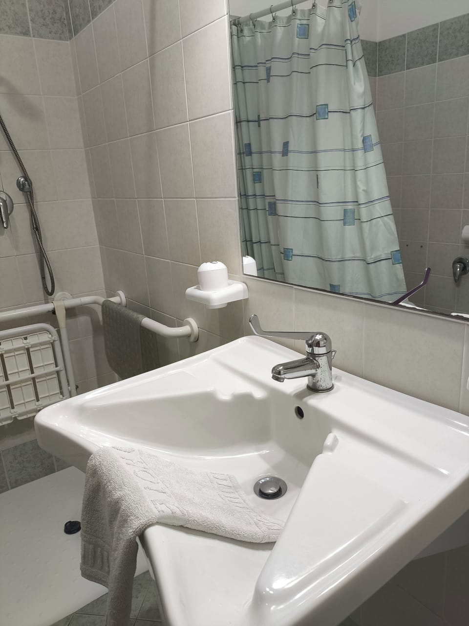 Economy Double Room, 1 Bedroom, Ensuite | Bathroom | Free toiletries, hair dryer, bathrobes, bidet