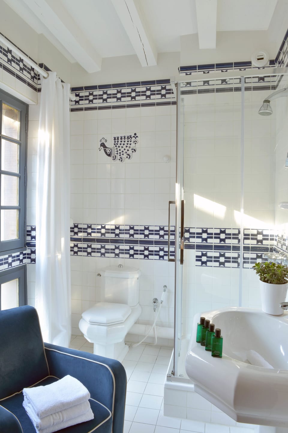Comfort Double Room, 1 Queen Bed | Bathroom | Combined shower/tub, free toiletries, hair dryer, slippers
