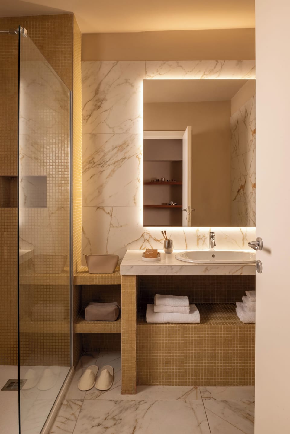 Studio Suite | Bathroom | Eco-friendly toiletries, hair dryer, bidet, towels