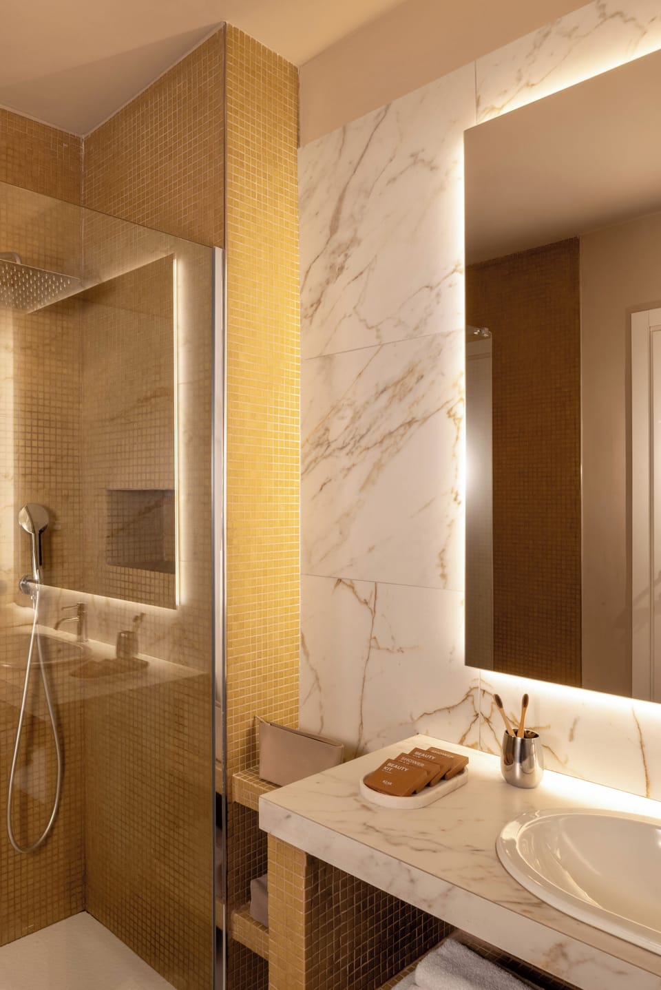 Studio Suite | Bathroom | Eco-friendly toiletries, hair dryer, bidet, towels