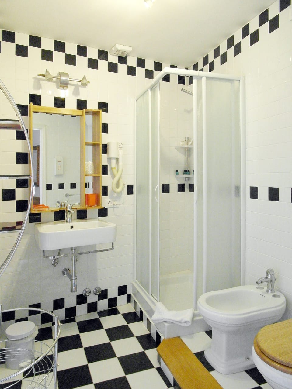 Shower, free toiletries, hair dryer, bidet