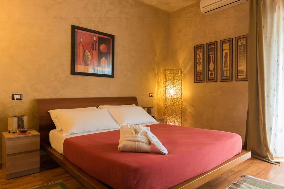 Double Room, Lake View | Minibar, in-room safe, desk, soundproofing