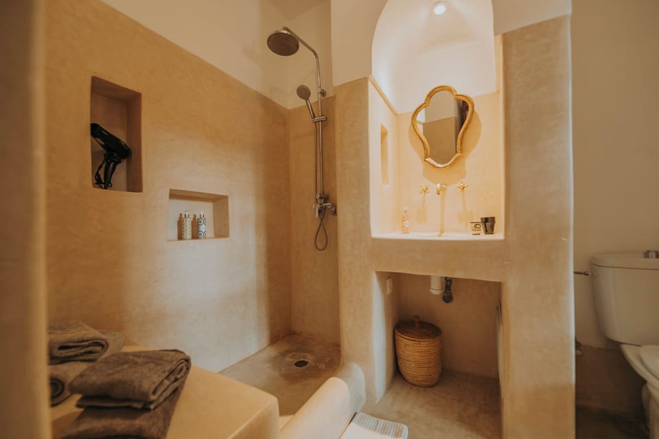 Superior Double Room, 1 Queen Bed | Bathroom | Shower, free toiletries, hair dryer, towels
