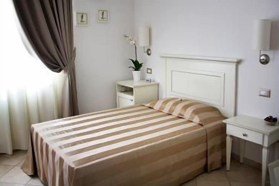 Double Room Single Use | Minibar, individually decorated, individually furnished, desk