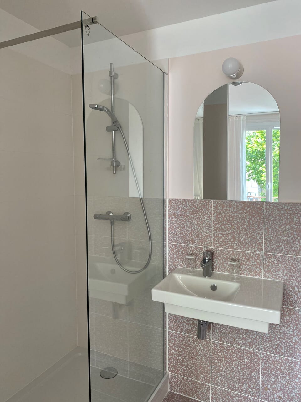 Chambre Cosy | Bathroom | Shower, free toiletries, towels