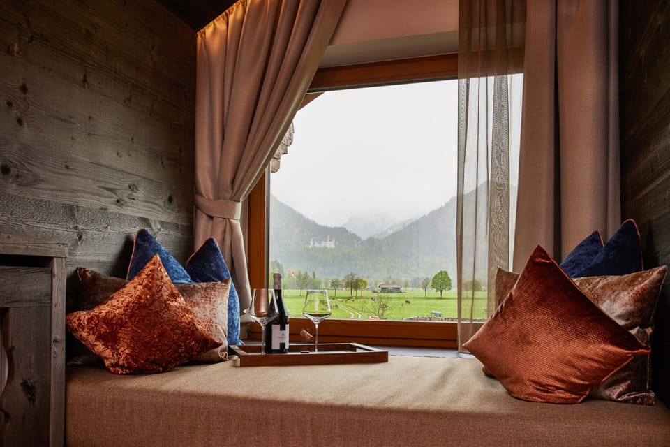 Design Junior Suite | Living area | Books, heated floors