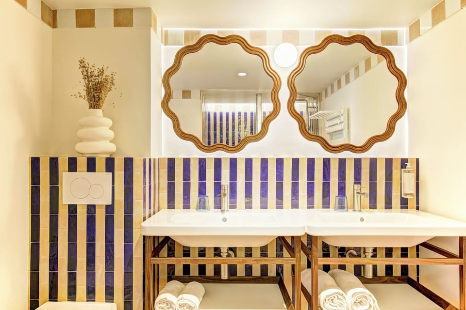 Chambre Camélia - la Premium avec balcon | Bathroom | Hydromassage showerhead, free toiletries, hair dryer, towels