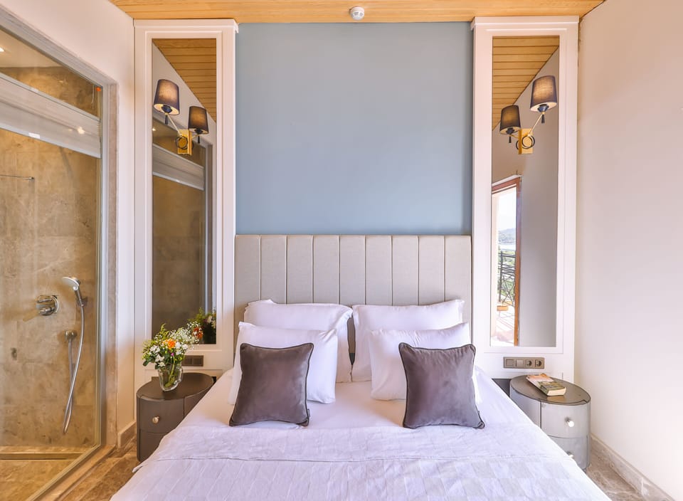 Deluxe Room, Sea View | Minibar, cribs (free), rollaway beds (surcharge), WiFi (free)