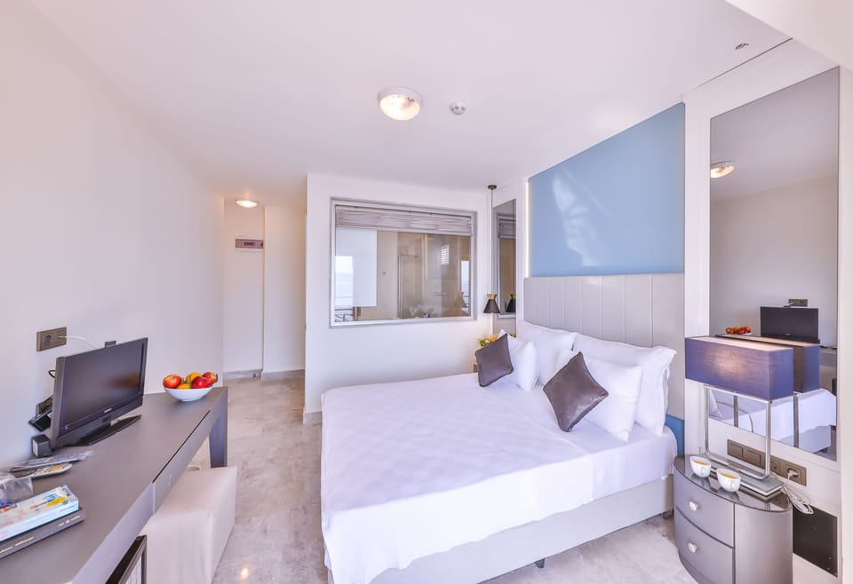 Deluxe Room, Sea View | Minibar, cribs (free), rollaway beds (surcharge), WiFi (free)