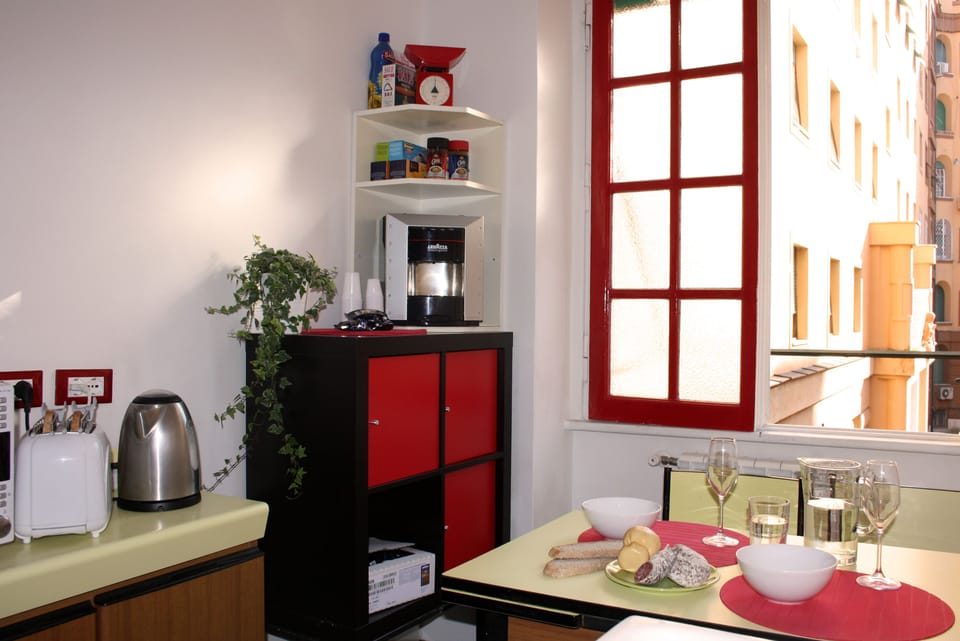 Full-size fridge, microwave, oven, coffee/tea maker