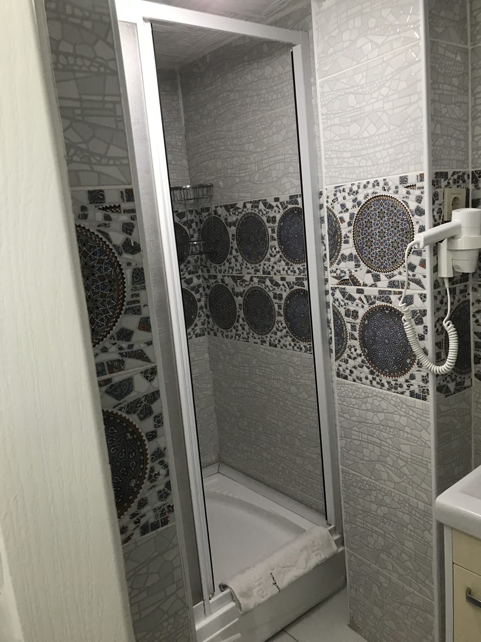 Deluxe Double Room | Bathroom | Shower, hair dryer, towels