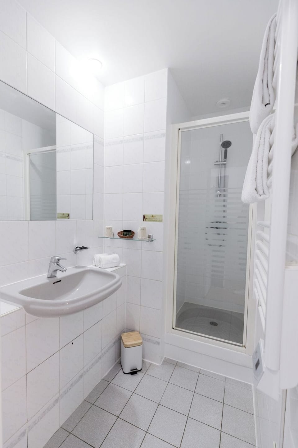 Superior Double Room | Bathroom | Rainfall showerhead, free toiletries, hair dryer, towels