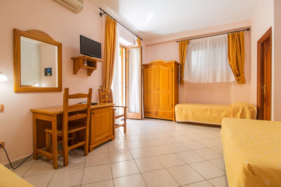 Quadruple Room | In-room safe, desk, soundproofing, cribs/infant beds