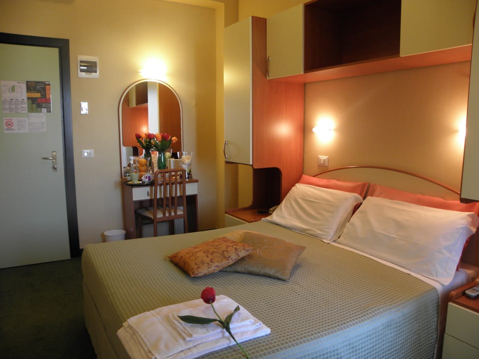 Double Room Single Use | In-room safe, desk, free WiFi, bed sheets