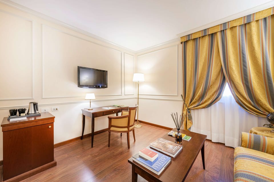 Executive Suite, 1 Queen Bed, Non Smoking (with Sofabed) | Down comforters, minibar, in-room safe, desk
