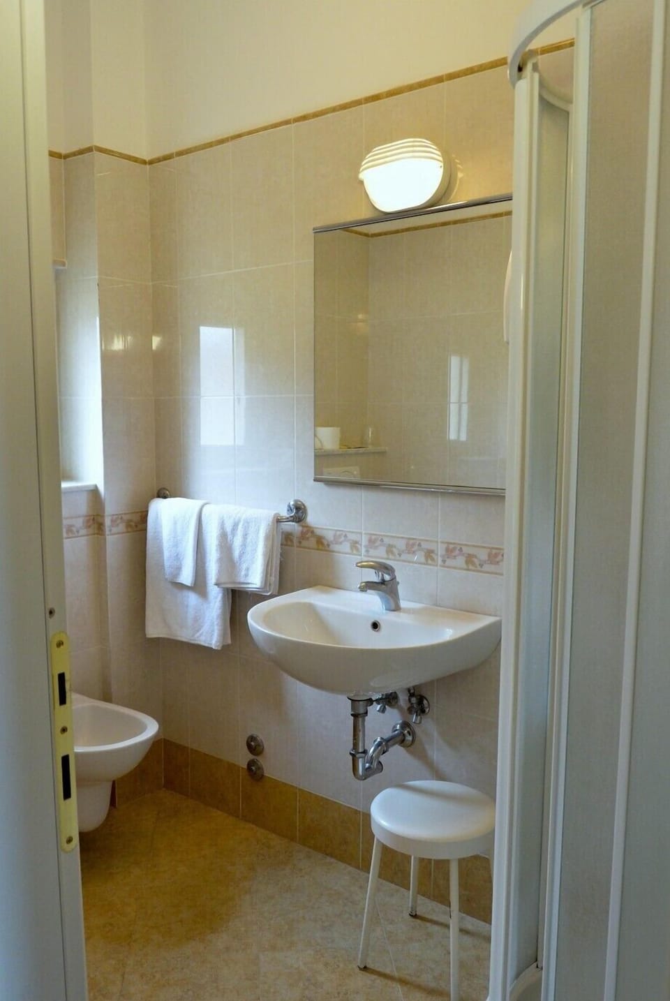 Triple Room | Bathroom | Shower, free toiletries, hair dryer, towels
