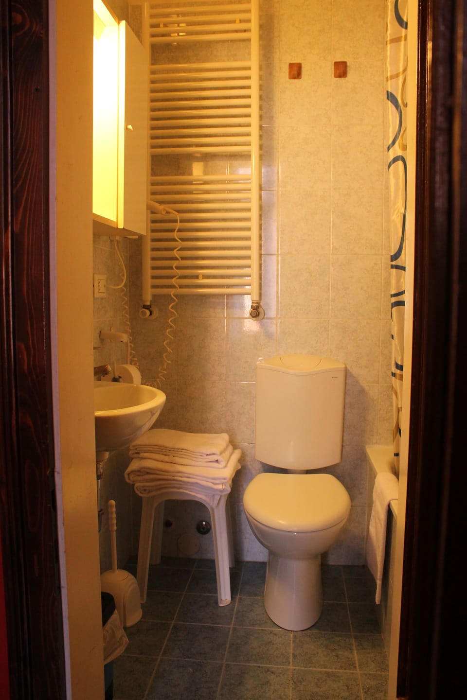 Combined shower/tub, rainfall showerhead, hair dryer, towels