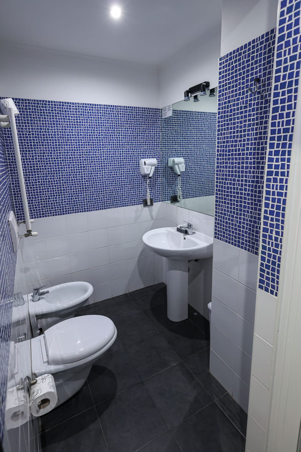 Double Room Single Use, 1 Large Twin Bed | Bathroom | Shower, rainfall showerhead, free toiletries, hair dryer