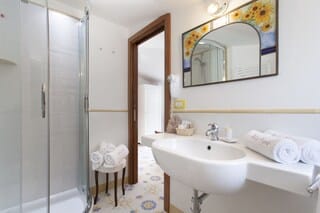 Deluxe Double or Twin Room | Bathroom | Shower, free toiletries, hair dryer, bathrobes