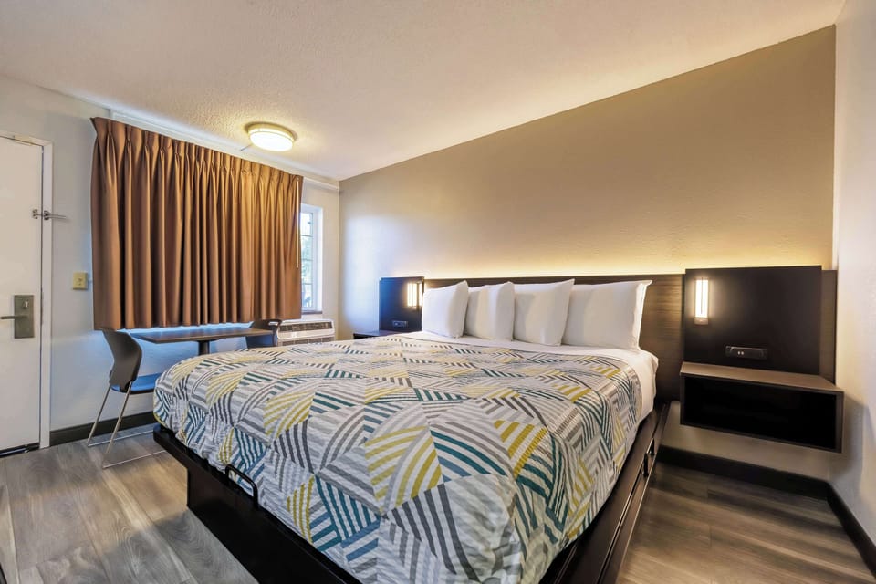 Standard Room, 1 King Bed, Non Smoking, Refrigerator & Microwave | Iron/ironing board, WiFi (free), bed sheets