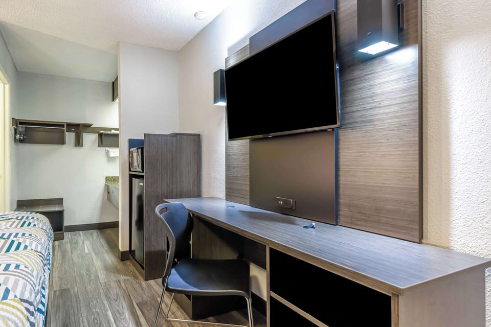 Standard Room, 1 King Bed, Non Smoking, Refrigerator & Microwave | Iron/ironing board, WiFi (free), bed sheets