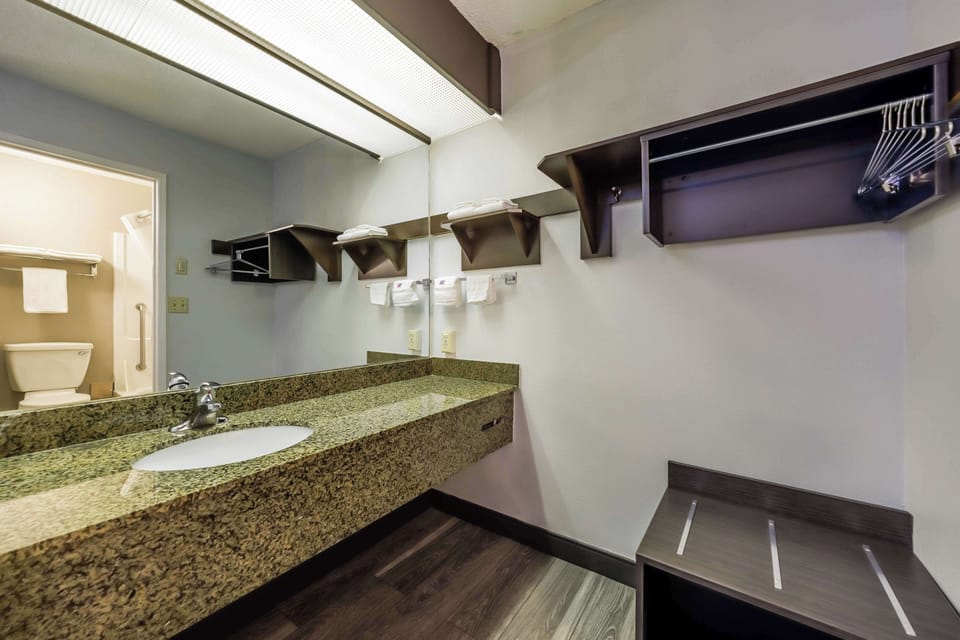 Combined shower/tub, hair dryer, towels